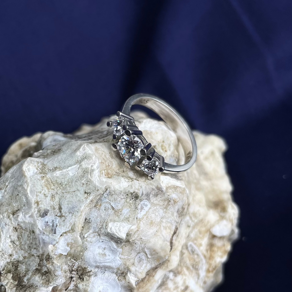 Кольцо с тремя камнями Swarovski Zirconia